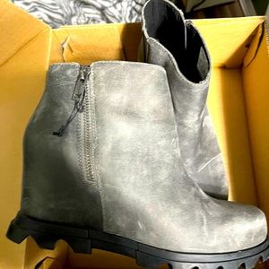 Sorel Joan of Artic Wedge III Lug Sole Zip Booties size 9.5 New in box